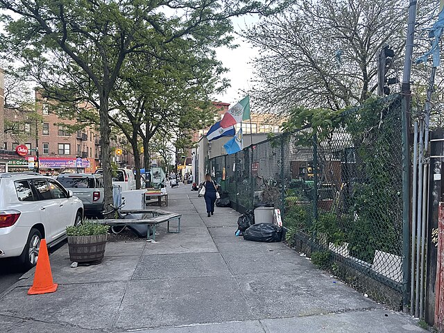 05_09_2022_Q_Gardens_sidewalk_Flatbush_Brooklyn_NYC