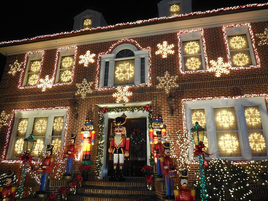 Dyker_Heights_Christmas_Lights_December_2015_(5)