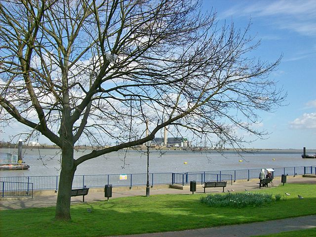 Gravesend,_riverside_walk
