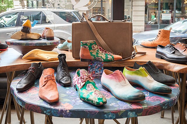 John_Fluevog_store_display_in_DUMBO