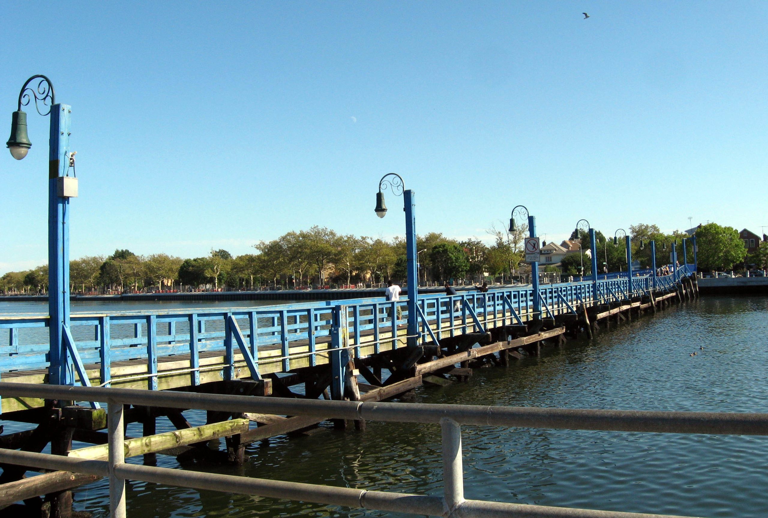 Sheepshead_Bay_footbridge_North_jeh