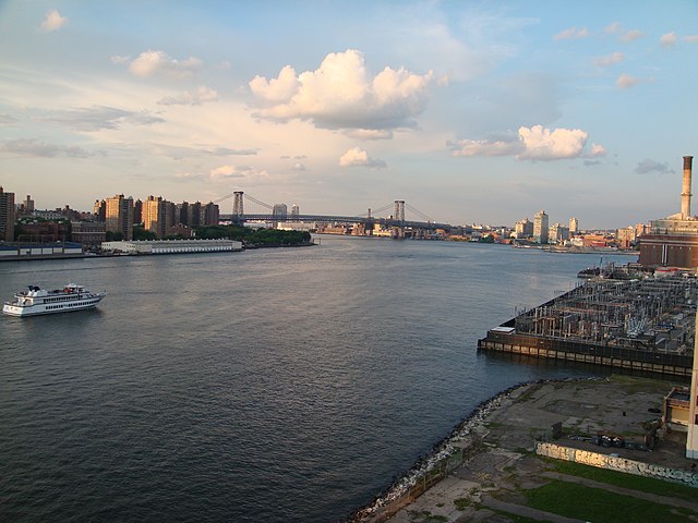 Williamsburg_Bridge_over_the_East_River_-_panoramio